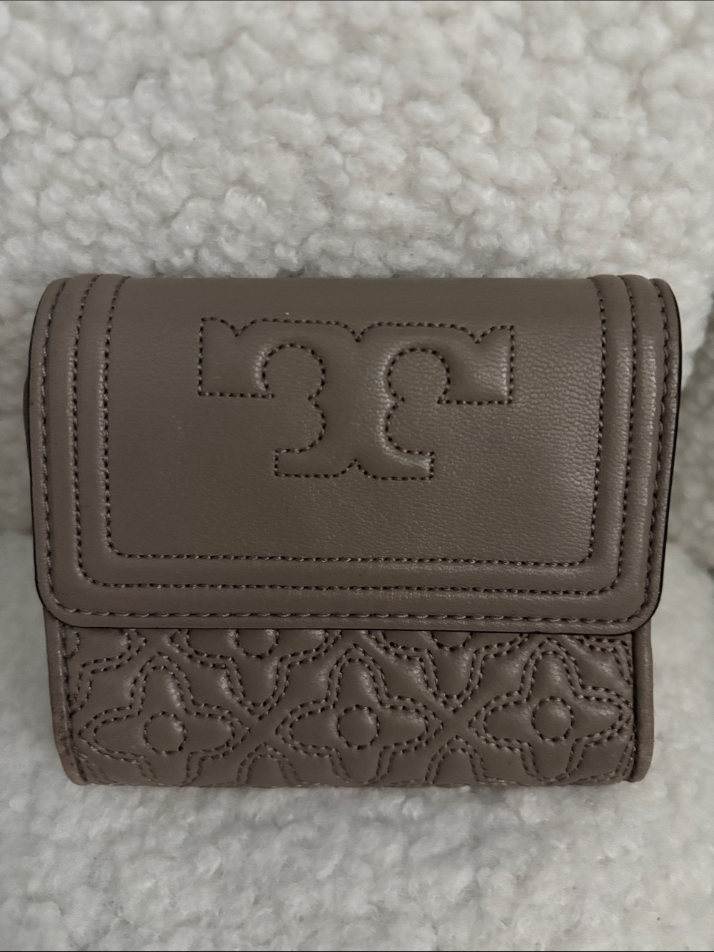 Tory Burch Quilted Logo Compact Wallet - Taupe Gray